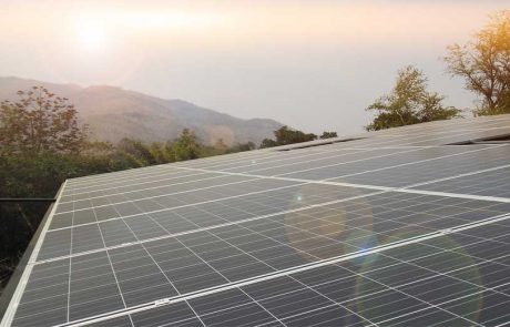 ระบบพลังงานแสงอาทิตย์แบบต่อเชื่อมการไฟฟ้า ใช้แผงโซล่าเซล Schutten Solar อินเวอร์เตอร์ SMA ติดตั้งบนหลังคาอาคารโรงเรียนหมู่บ้านเด็ก